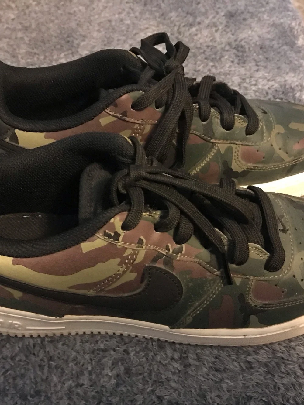 NIKE AIR FORCE 1 LV8 CAMOUFLAGE LOW TOP SNEAKERS WITH WHITE BOTTOM US SIZE 6.5 Y